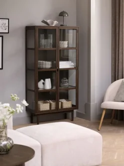 VESTERBY Skænke Og Vitrineskabe|Skænke Og Vitrineskabe|Vitrine høj 2 låger mørk eg Mørkeg